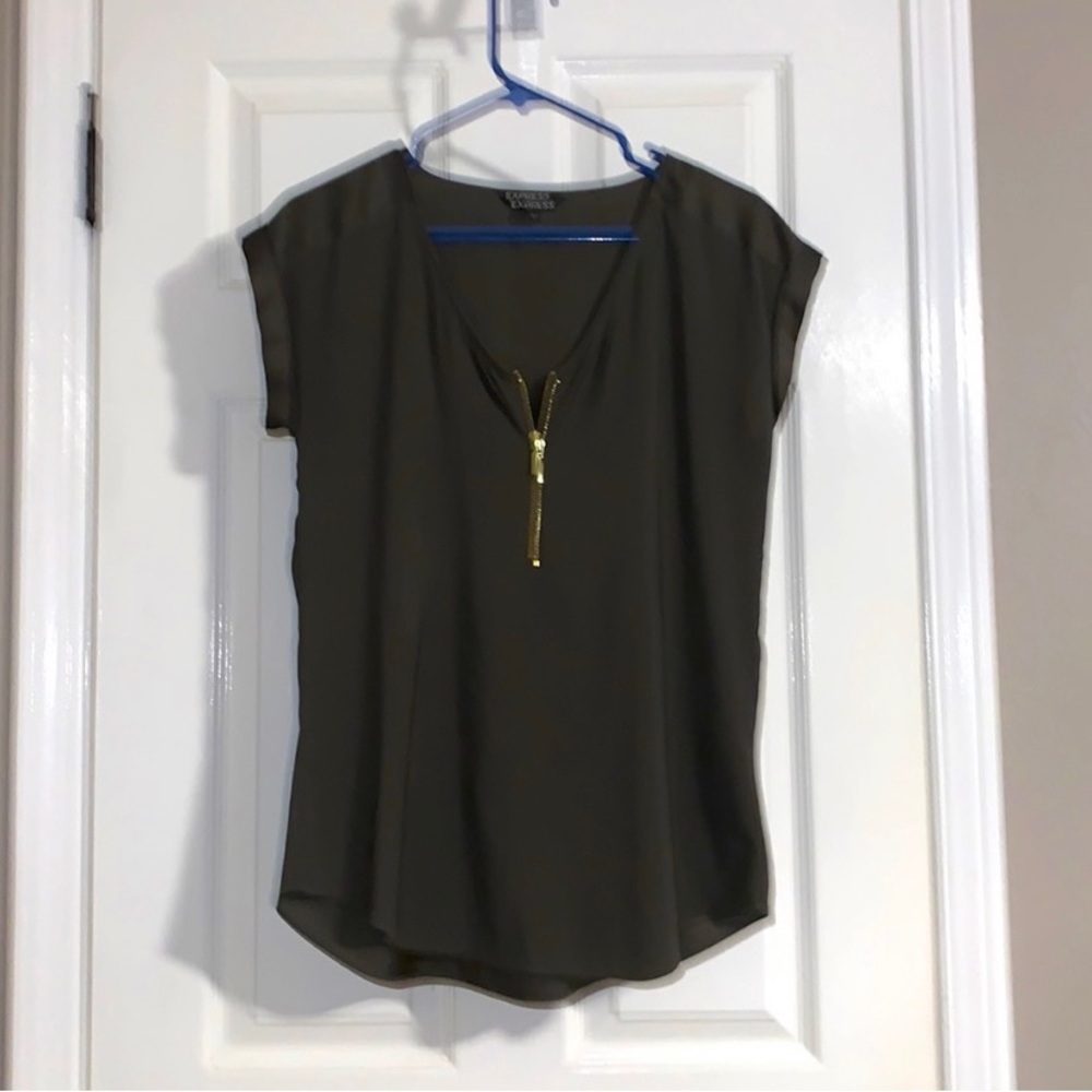 Olive green short sleeve shirt .golden zipper to add detail. Flowing blouse.